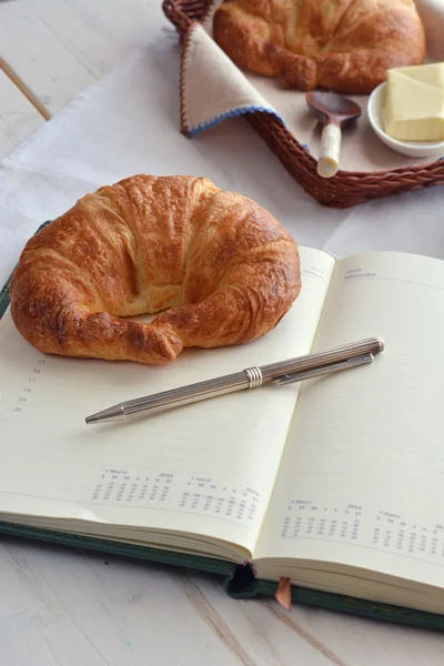 Croissants acompanhados de marmelada — Fotografia de Stock