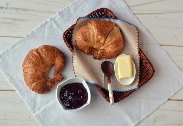 Mesa con croissants — Foto de Stock