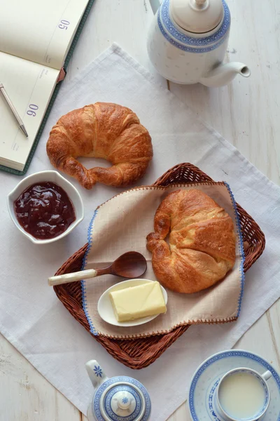 Croissant engedélykérelemhez lekvár — Stock Fotó