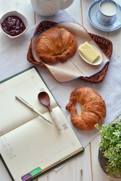 Croissant engedélykérelemhez lekvár — Stock Fotó