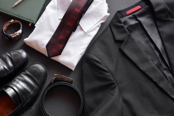 мужская одежда вместе с несколькими аксессуарами
 