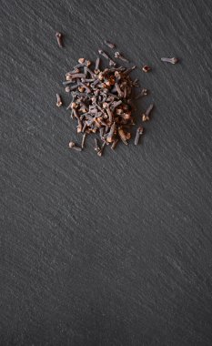 Karanfil bir siyah arduvaz tablo