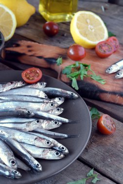 hamsi, ahşap bir masa yerleştirilen 