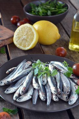 hamsi, ahşap bir masa yerleştirilen