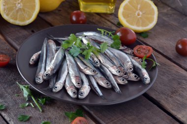 hamsi, ahşap bir masa yerleştirilen 