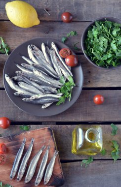 hamsi, ahşap bir masa yerleştirilen