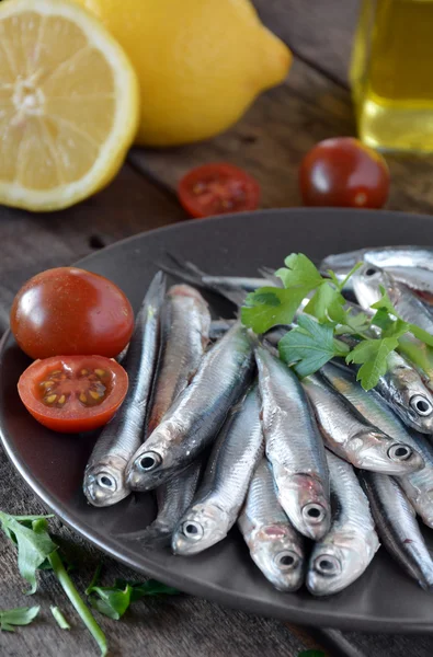 Hamsi, ahşap bir masa yerleştirilen — Stok fotoğraf