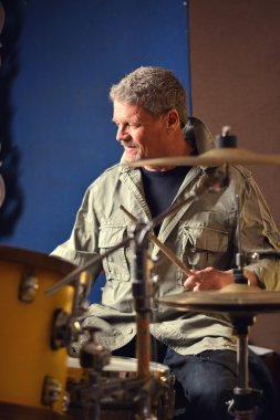 Davul çalan müzisyen