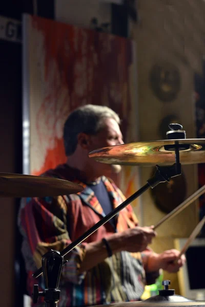 Hudebník, šťastný, hraje na bicí nástroje — Stock fotografie