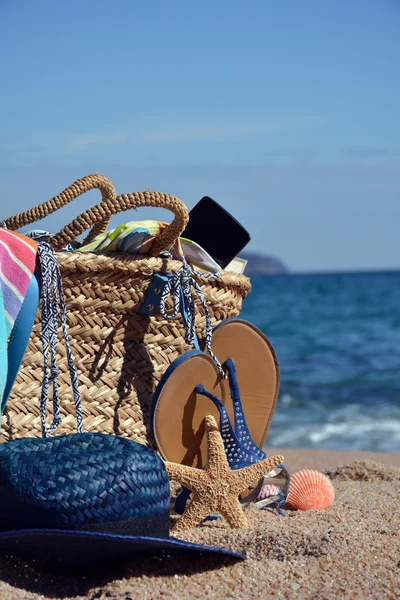 Strandväska med en bok och telefon — Stockfoto