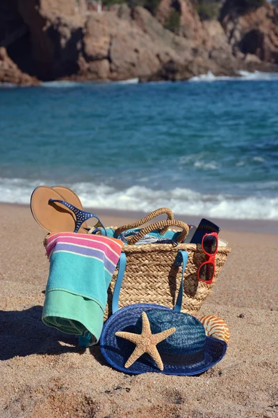 Пляжная сумка с книгой, телефоном и солнечными очками — стоковое фото