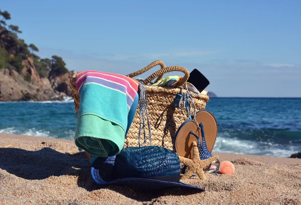 Plážovou tašku s knihou a telefon a sluneční brýle — Stock fotografie