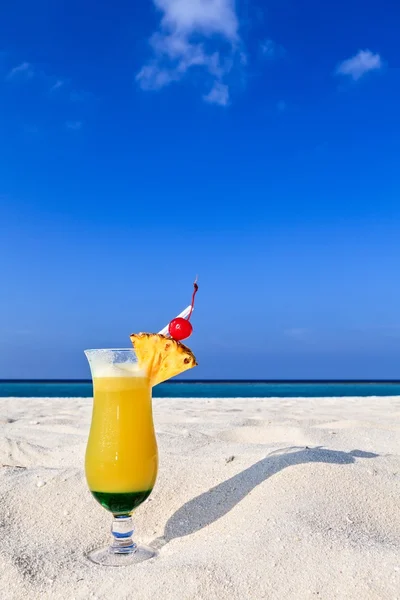 Cóctel afrutado está en una playa — Foto de Stock