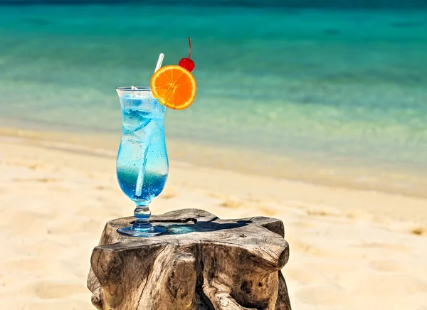 Черный напиток на пляже — стоковое фото