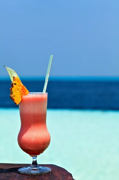 Ποτήρι ποτό είναι σε ένα τραπέζι παραλία — Φωτογραφία Αρχείου