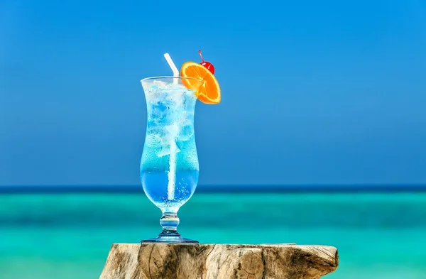Zwarte drank op een strand — Stockfoto