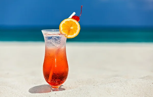 Copa de cóctel está en la playa de coral de arena —  Fotos de Stock
