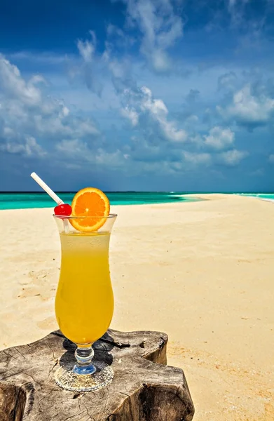 Il bicchiere di cocktail è su una spiaggia — Foto Stock
