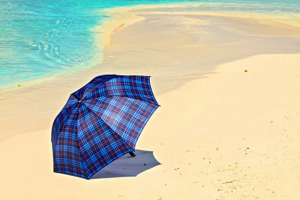 Parapluie bleu est sur une plage — Photo