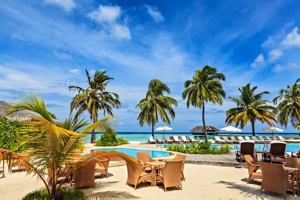 Piscina sulla spiaggia in un hotel tropicale Palm Beach — Foto Stock