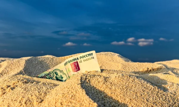 Russischer Rubel liegt im Sand — Stockfoto