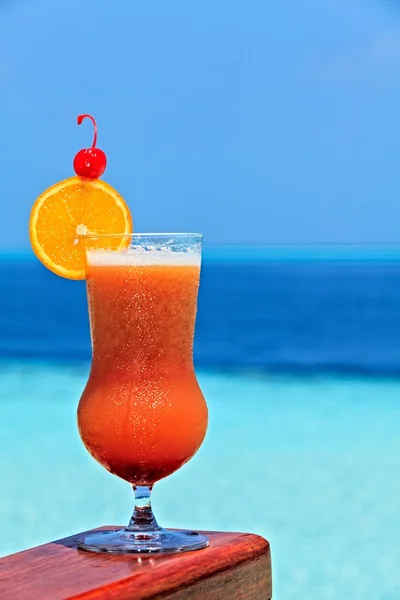 Ποτήρι ποτό είναι σε ένα τραπέζι παραλία — Φωτογραφία Αρχείου