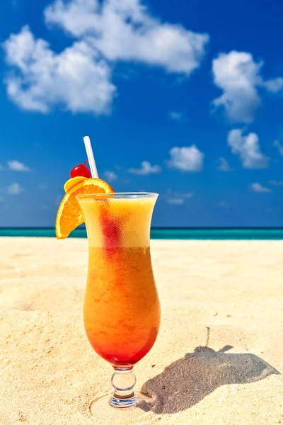Copa de cóctel está en la playa de coral de arena —  Fotos de Stock