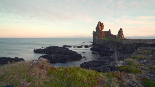 Widok na Londrangar Cliffs latem na Półwyspie Snaefellsness w złotej godzinie. Piękny krajobraz Islandii. — Wideo stockowe