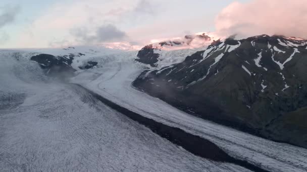 아이슬란드의 Vatnajokull 국립 공원에 있는 Svinafellsjokull 빙하의 공중 촬영 영상. 아이슬란드의 아름다운 풍경. — 비디오
