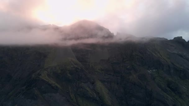 Picos nebulosos aéreos de montanhas islandesas no Parque Nacional Vatnajokull durante o pôr do sol de verão. Paisagem da bela Islândia. — Vídeo de Stock
