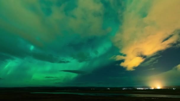 Hoge resolutie time lapse beelden van een zeer sterk noorderlicht ook wel bekend als Aurora borealis in IJsland. — Stockvideo
