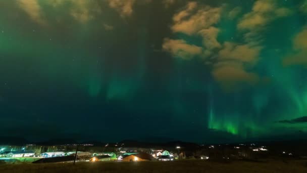 İzlanda 'da Aurora borealis olarak da bilinen çok güçlü kuzey ışıklarının yüksek çözünürlüklü hızlandırılmış görüntüleri. — Stok video