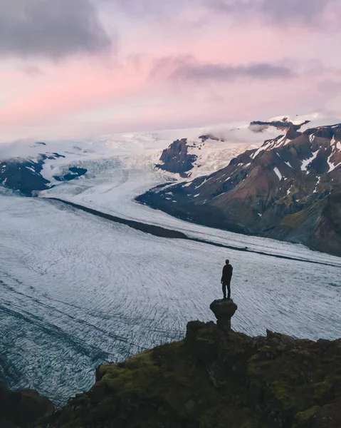 İzlanda 'daki Vatnajokull Ulusal Parkı' ndaki Svinafellsjokull buzulunda tek başına bir maceracı. İzlanda 'nın güzel manzarası.
