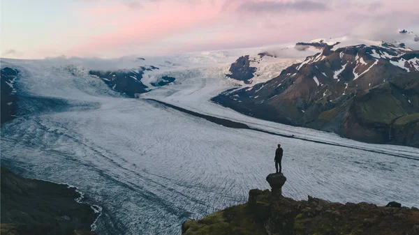 Un viajero de aventura en solitario en el glaciar Svinafellsjokull en el Parque Nacional Vatnajokull en Islandia. Hermoso paisaje de Islandia. — Foto de Stock