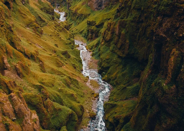 Yaz mevsiminde tipik İzlanda doğa ve kanyonlarının nefes kesici bir manzara dokusu. Hava fotoğrafı.