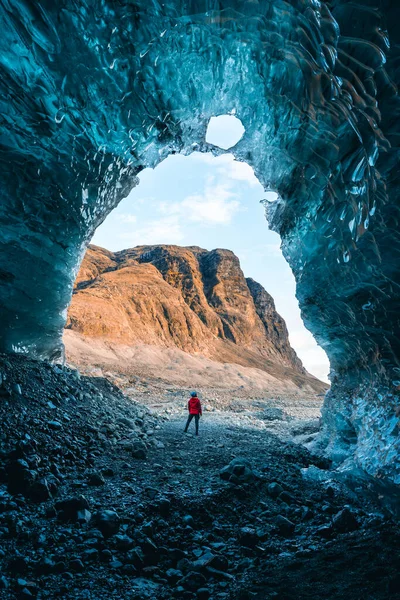 Egyéni női kalandor felfedezi az izlandi jégbarlangokat a Vatnajokull gleccsernél, a Jokulsarlon gleccserlagúna közelében. Idegenforgalom az elhagyott Izlandon. Szabadtéri élet és felfedezés — Stock Fotó