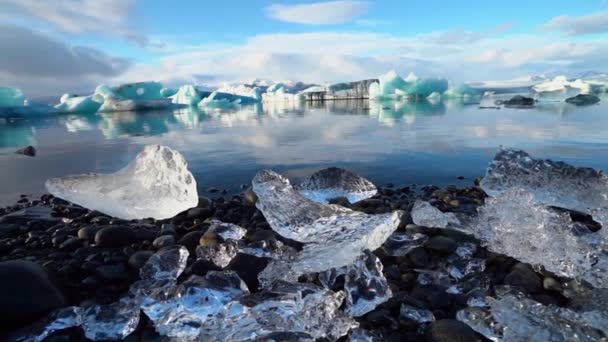 Globalne zmiany klimatyczne, przyroda maleje. Laguna lodowcowa Jokulsarlon na Islandii z bliska detale wysokiej jakości filmik spowolniony. Temat zmian klimatycznych odzwierciedlający topnienie lodowców. Turystyka w Islandii — Wideo stockowe