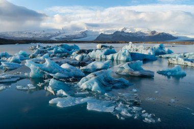 İzlanda 'nın Jokulsalron buzulu lagün arazisindeki buz dağı oluşumları iklim değişikliklerini gösteriyor.