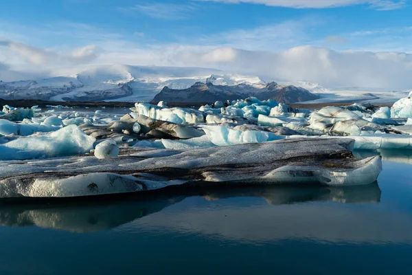 Úžasné ledovcové útvary v ledovcové krajině Jokulsalron na Islandu, zamrzlá půda ukazující klimatické změny — Stock fotografie