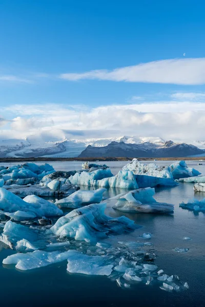 Incríveis formações de iceberg na paisagem da lagoa do glaciar Jokulsalron na Islândia, terra congelada mostrando as mudanças climáticas — Fotografia de Stock