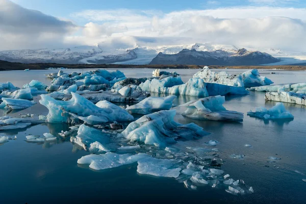 Úžasné ledovcové útvary v ledovcové krajině Jokulsalron na Islandu, zamrzlá půda ukazující klimatické změny — Stock fotografie