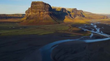 İzlanda 'nın en manzaralı ve en güzel yolunun 4K hava görüntülerine 