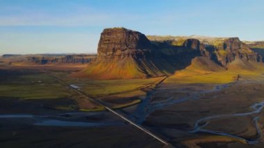 İzlanda 'nın en manzaralı ve en güzel yolunun 4K hava görüntülerine 
