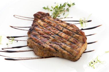 dana biftek beyaz bir arka plan üzerinde beyaz bir plaka üzerinde