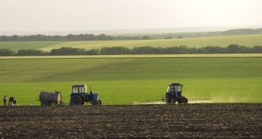 Traktörler püskürtülür mısır tarlası