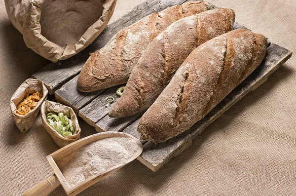 Frisches Schwarzbrot, auf einer Holzpalette — Stockfoto