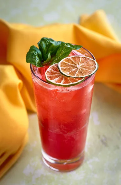 Свіжий вишневий коктейль. літній коктейль з вишневим базиліком та кубиками льоду. Склянка вишневого содового напою на фоні світлого каменю . — стокове фото