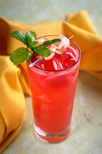Framboesas frescas, gengibre e gelo. copo de cocktail de verão de framboesas refrigerante beber em um fundo de pedra leve — Fotografia de Stock