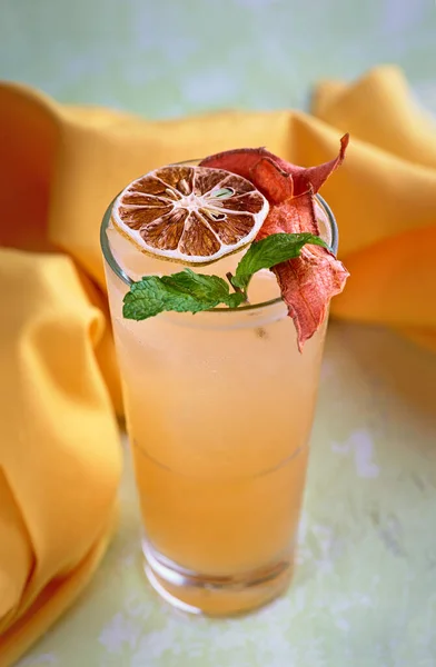 Καρότο λεμόνι ανάμεικτο χυμό ποτό Φρέσκο κοκτέιλ σε ελαφρύ πέτρινο φόντο. Θερινά ποτά και κοκτέιλ — Φωτογραφία Αρχείου