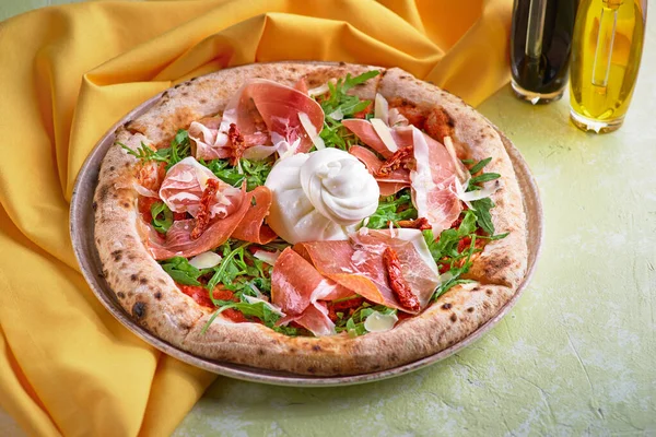 Yemek konsepti. Burrata, prosciutto ve roka ile taze İtalyan pizzası..